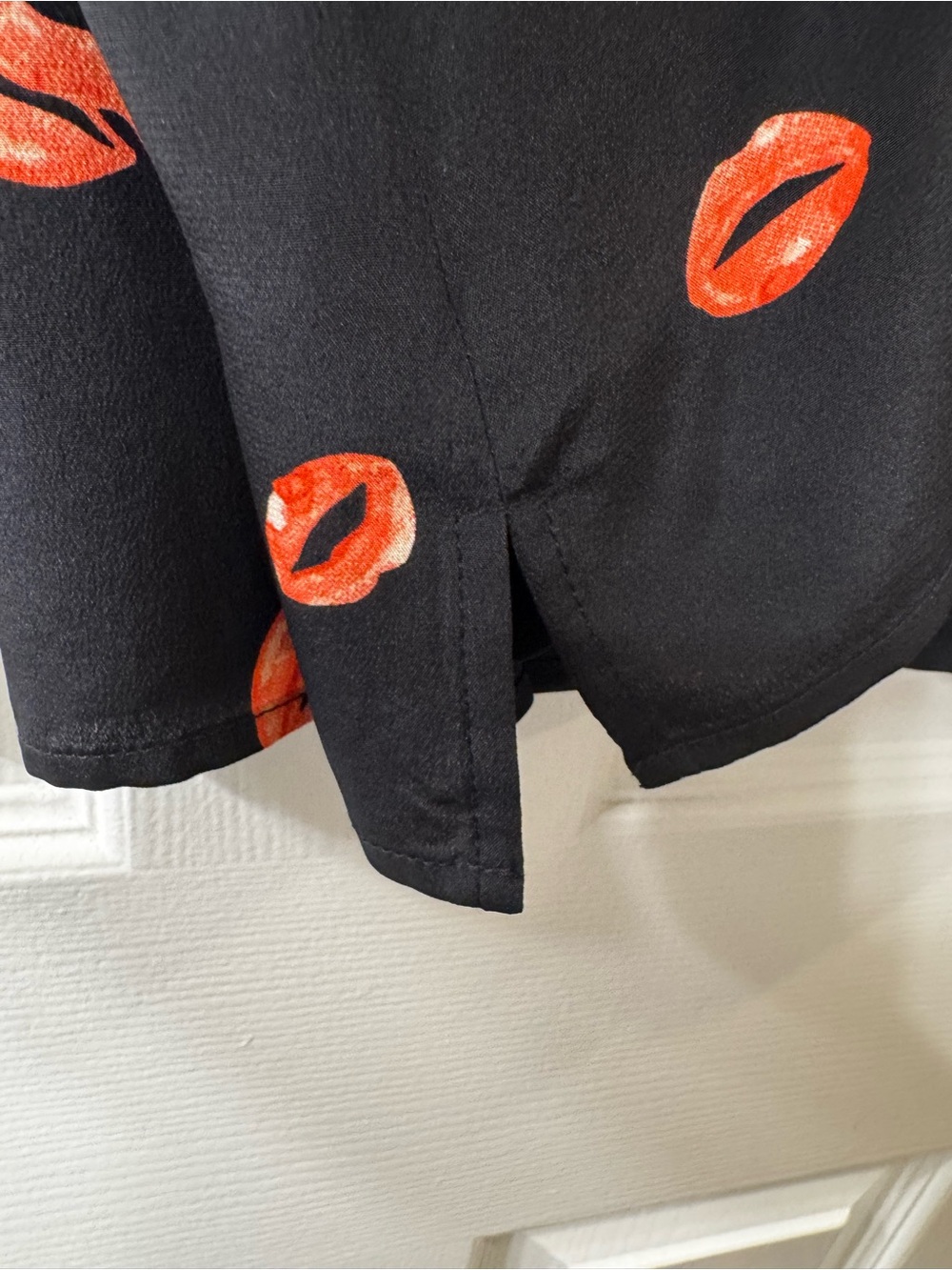 L'AGENCE Jane Camisole Black Silk Spaghetti-Strap Pink Lip Motif Sz SP - Picture 8 of 11
